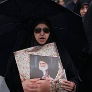 En kvinna med en bild på den dödade ayatollan Ali Khamenei.