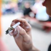 Arkivbild. Ung man röker cannabis. 