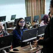 Achia Nila, grundare av ”Women in Digital”, håller workshop på ett universitet i Dhaka.