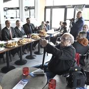 AKP:s internationelle sekreterare Mehmet Mehdi Eker (2:a fr vänster) besökte på söndag förmiddag en pizzeria i södra Stockholm.