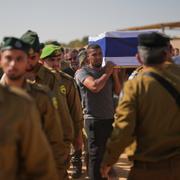 Släkt och vänner bär kistan till den israeliska soldaten Mohammad Alatrash som hölls som gisslan av Hamas i Gaza. Hans kropp återlämnades i samband med vapenvilan.
