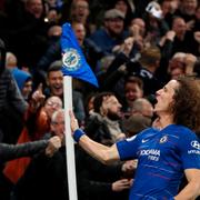 David Luiz firar sitt mål framför Chelseafansen.