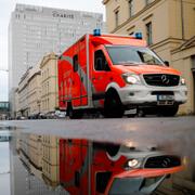 Ambulans utanför sjukhuset där Navalny vårdas.