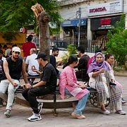 Indier samtalar över snacks och te i shoppingområdet Hazratganj en varm sommarmorgon i Lucknow i Indien, måndagen den 15 juni 2026.