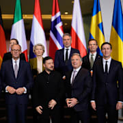 Flera europeiska ledare, Zelenskyj och USA:s delegation deltog på mötet i Berlin. 