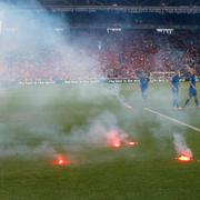 Brinnande föremål kastades in under matchen mellan Kroatien och Tjeckien.