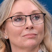 Jessica Stegrud den 2 april 2025. Palestinademonstranter utanför riksdagen den 9 juni 2025. 