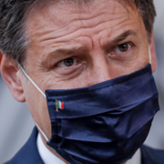 Giuseppe Conte / poliser patrullerar en gata i Milano kvällstid