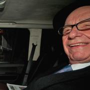 Rupert Murdoch med den brittiska tabloiden The Sun, som ägs av News Corp.