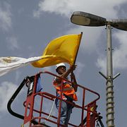 Vatikanens flagga hissas nära presidentpalatset i Jerusalem.