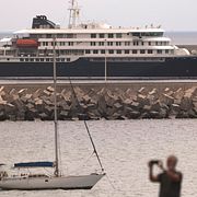 MV Hondius när hon låg för ankar i Teneriffa i förra veckan.