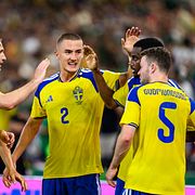 Svenska spelarna klappar om varandra efter ett mål.
