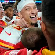 Patrick Mahomes jublar efter segern.