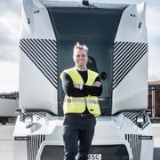 Start up-bolaget Einrides grundare och vd Robert Falck visar upp företagets självkörande elektriska lastfordon T-pod 2019. 