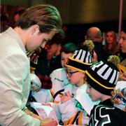 Toronto Maple Leafs William Nylander skriver autografer åt unga fans 1 februari i år. 