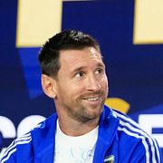 Under natten till fredagen deltog Argentinas Lionel Messi i ett panelsamtal i New York, där han frågades ut av den tidigare NFL-stjärnan Tom Brady. Ett evenemang som Simon Bank och Olof Lundh också är kritiska till.