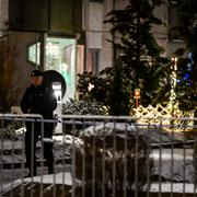 STOCKHOLM, SVERIGE 20241205
Polis på plats i Tensta i nordvästra Stockholm efter en explosion i ett trapphus till ett flerfamiljshus.
Foto: Fredrik Sandberg / TT / Kod 10080