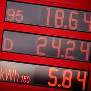 Bensinpris på 18,64 kr per liter och dieselpris på 24,24 kr per liter på skylten på en bensinmack i Kristianstad i slutet på mars 2026.
