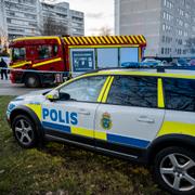 Polis vid ett flerfamiljshus efter en detonation i förra veckan.