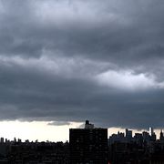 Mörka moln drar in över nedre Manhattan.