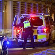 Polis i Älvsjö efter skjutningen på fredagskvällen.