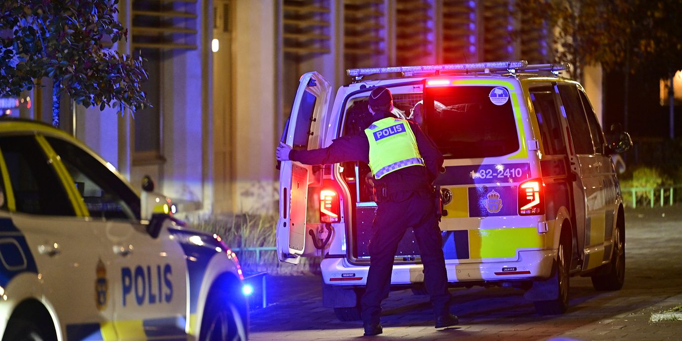 Polis i Älvsjö efter skjutningen på fredagskvällen.
