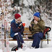 Motionärerna Ingegerd Franzon och Johan Carlsten tar en kaffepaus i snön vid Sisjöns motionsspår i Göteborg. 