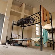 Elevernas tillhörigheter i en bostadsbyggnad vid skolan.