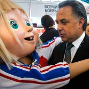 Rysslands idrottsminister Vitalij Mutko med OS-maskoten.