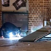 Bombtekniker undersöker den söndersprängd entrén.