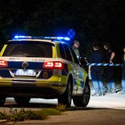 Polis vid avspärrning i närheten av den plats i Stocksund strax norr om Stockholm där en man påträffades efter en skottlossning på måndagskvällen.