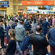 Evakuerade resenärer på Arlanda i dag.