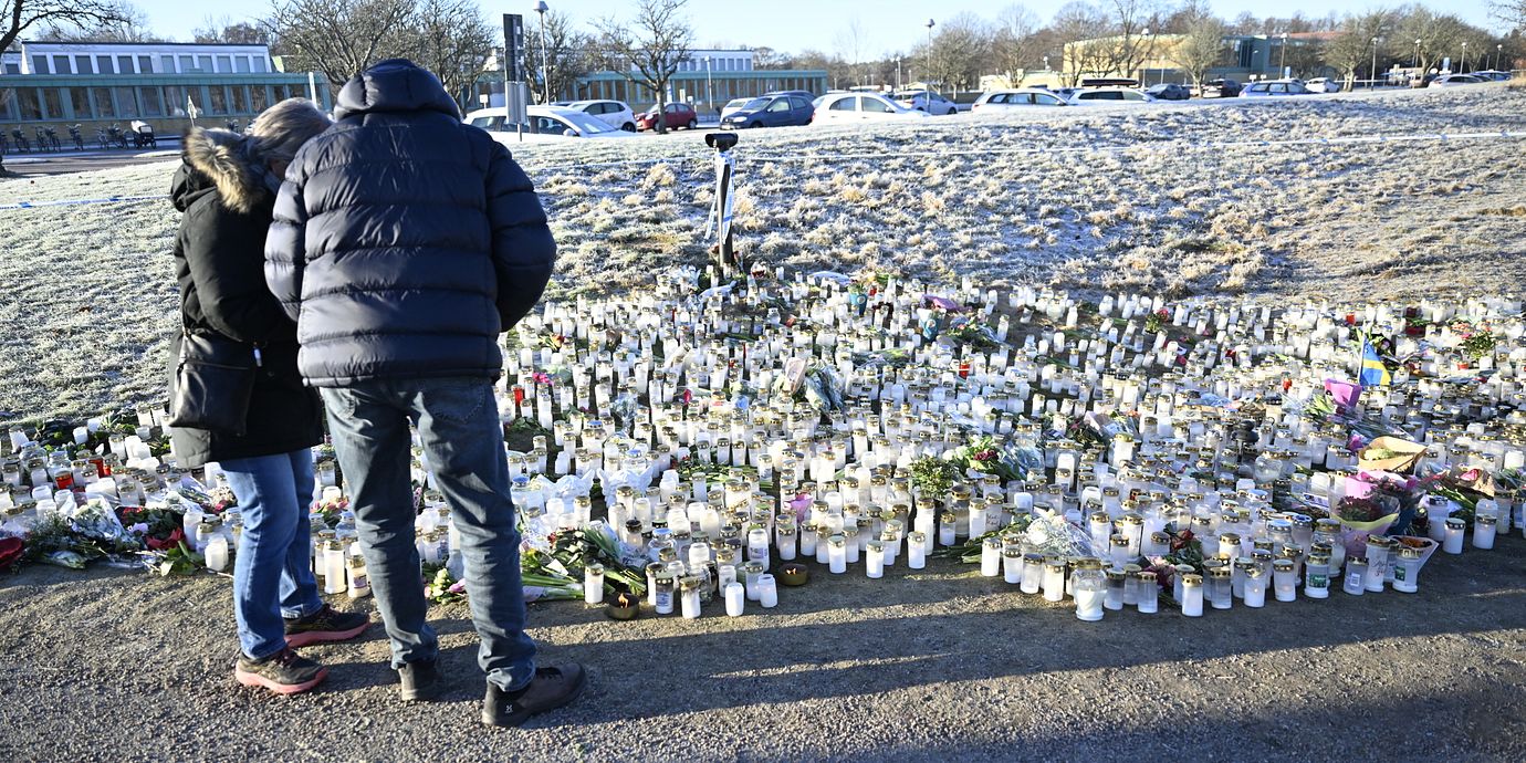 Sörjande samlas vid minnesplatsen utanför Risbergska skolan för att hedra offren i tisdagens dåd.