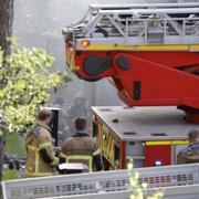 Räddningstjänsten bekämpar bränder som brutit ut på två olika ställen i ett flerfamiljshus i Lerum.