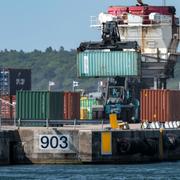 Containerhantering i Helsingborgs hamn i maj 2023.