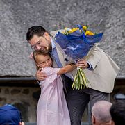 Sverigedemokraternas partiledare Jimmie Åkesson får blommor efter att han hållit sommartal vid Slottslängorna i Sölvesborg.