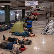 Folk söker skydd i Kyivs tunnelbana under natten mot torsdagen. 