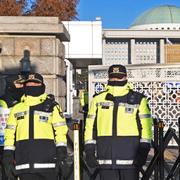 Poliser utanför parlamentet i Seoul.