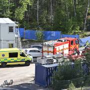 Rökfylld arbetstunnel i Danderyd, norr om Stockholm där räddningstjänsten jobbar med att tömma tunneln på rök för att kunna påbörja evakueringen. 17 personer väntar på att evakueras ur tunneln.
