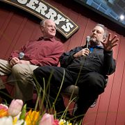 Ben Cohen och Jerry Greenfield marknadsför sina varor på Centralstationen i Stockholm 2010.