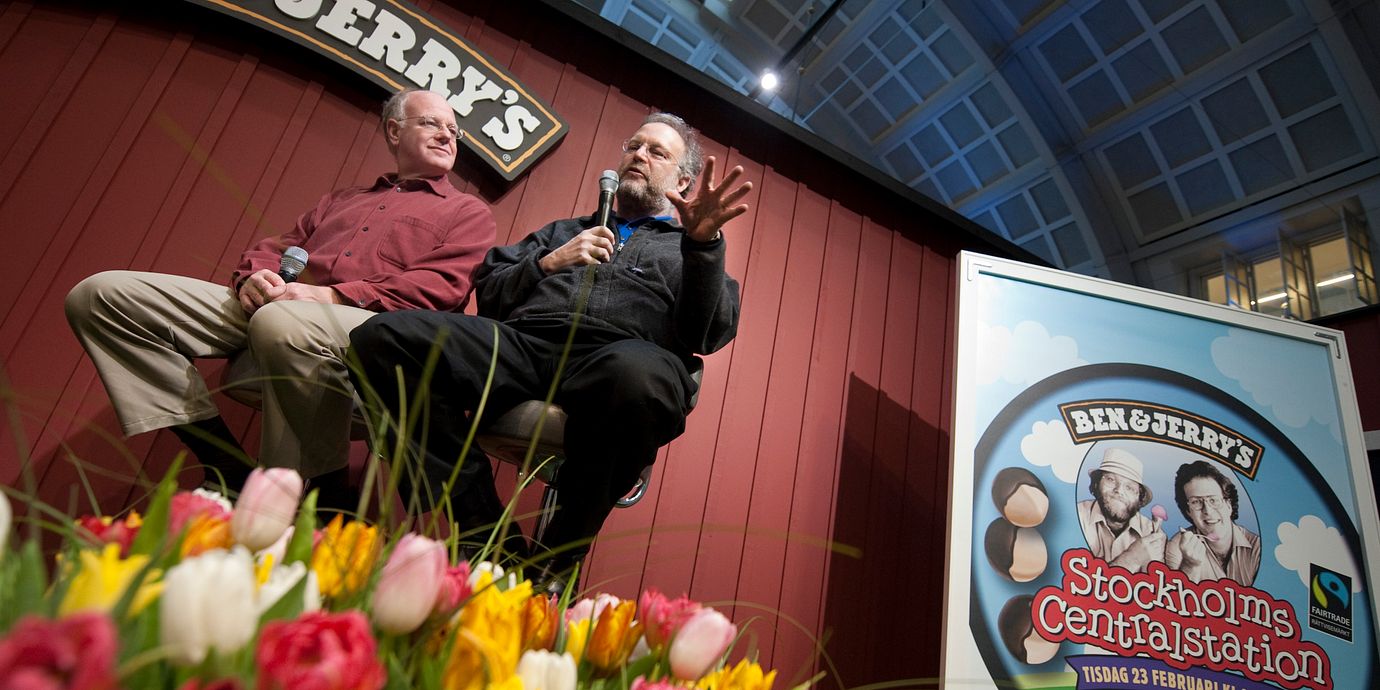 Ben Cohen och Jerry Greenfield marknadsför sina varor på Centralstationen i Stockholm 2010.