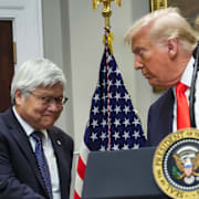 Trump skakar hand med TSMC:s vd och ordförande C.C. Wei.