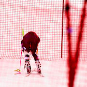 Lindesy Vonn tar sig om knäet kort efter kraschen. 