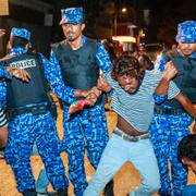 Maldiviska styrkor griper en oppositionella demonstrant i Male. Bilden är från den 2 feb. 