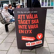 En valaffisch från Vänsterpartiet på Husby torg.