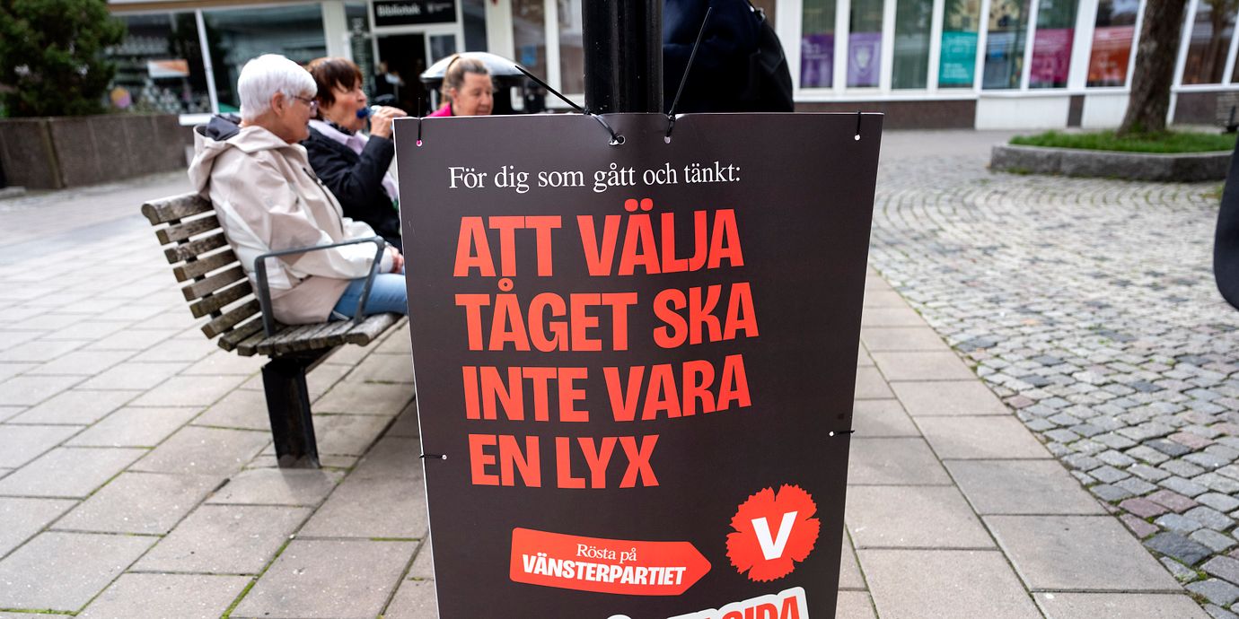 En valaffisch från Vänsterpartiet på Husby torg.