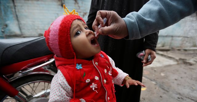 Arkivbild, barn i Pakistan vaccineras.  K.M. Chaudary / AP