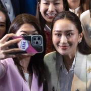 Paetongtarn Shinawatra tar en selfie med partimedlemmar kort efter att ha utsetts till ny premiärminister. 