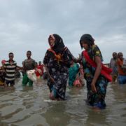 Migranter från Etiopien går av från en båt till stranden av Ras al-Ara i Jemen på väg till Saudiarabien 2019. 