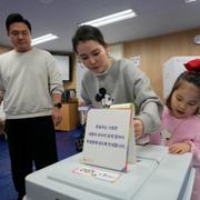 En familj röstar i Seoul.